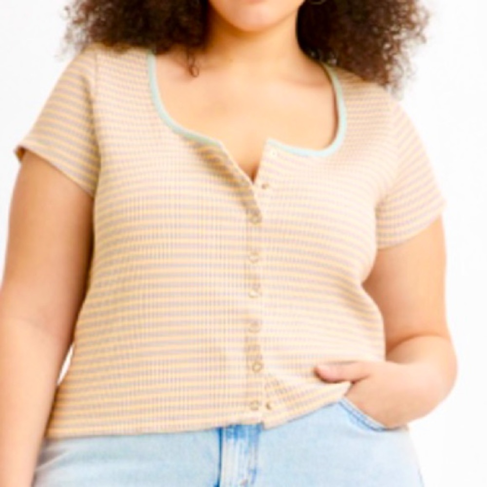 Levi’s Effortless Essential ,The Ribbed Tee 
Short Sleeve Britt Snap Front Top